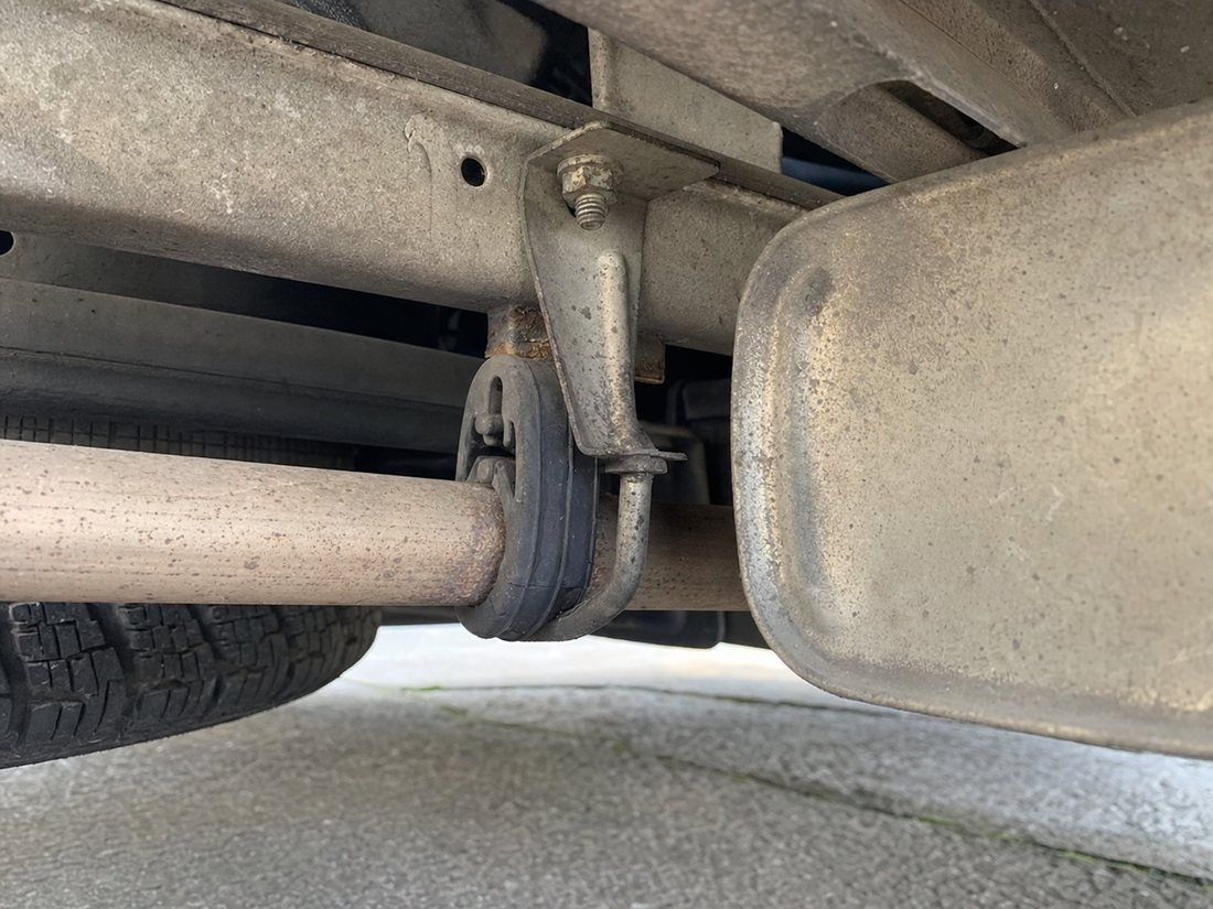 01_clonk_underneath_loose_exhaust_hanger