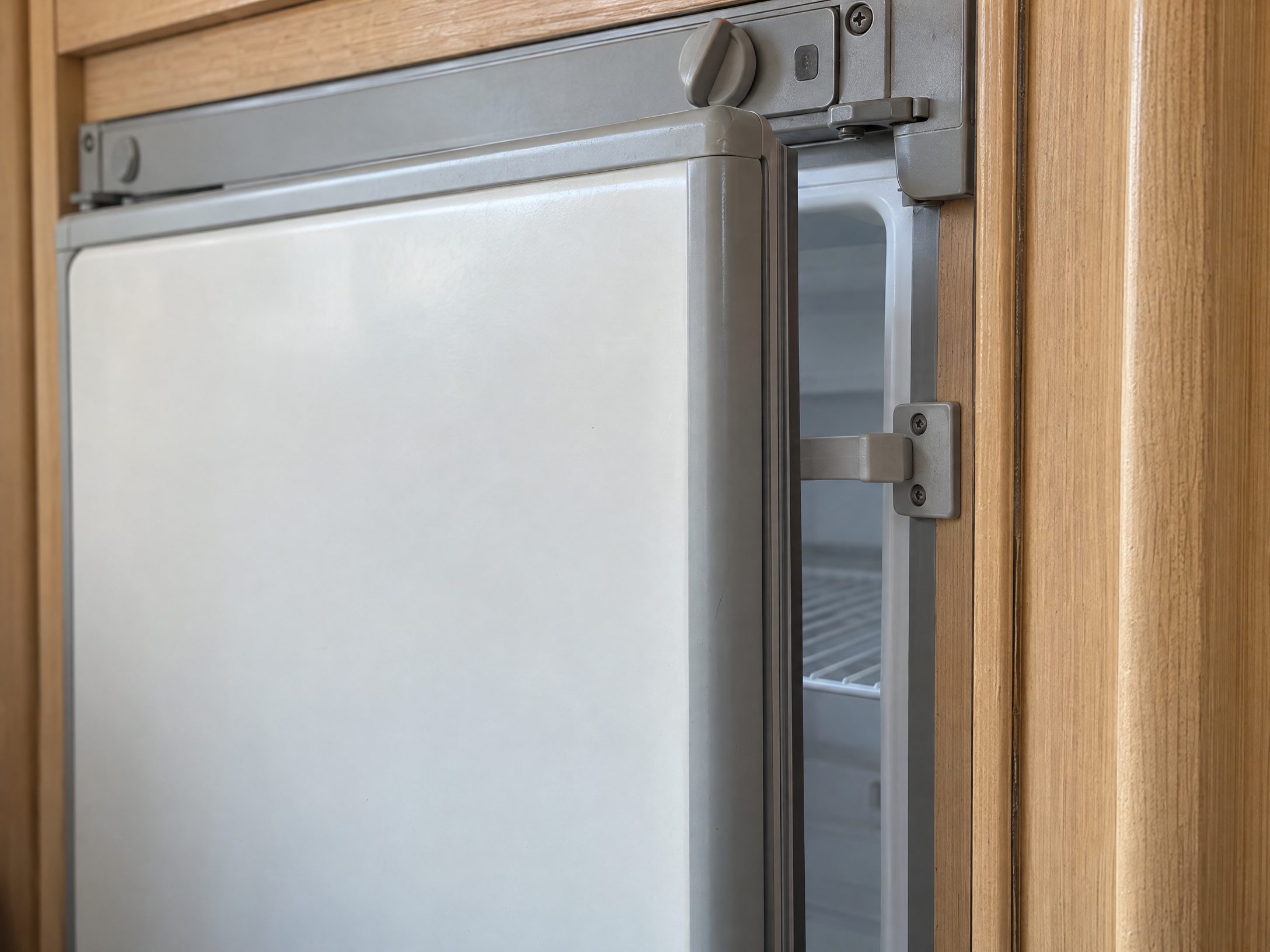 02-period-motorhome-fridge-ventilation