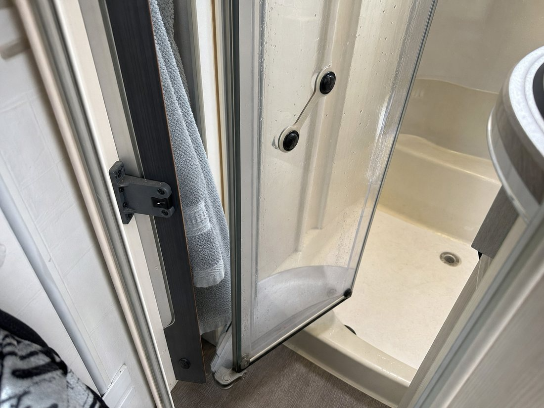 02_shower_door_open_while_driving