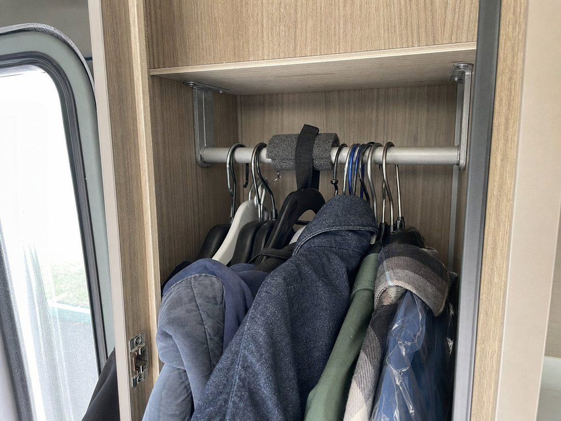 03_wardrobe_hangers_rattle