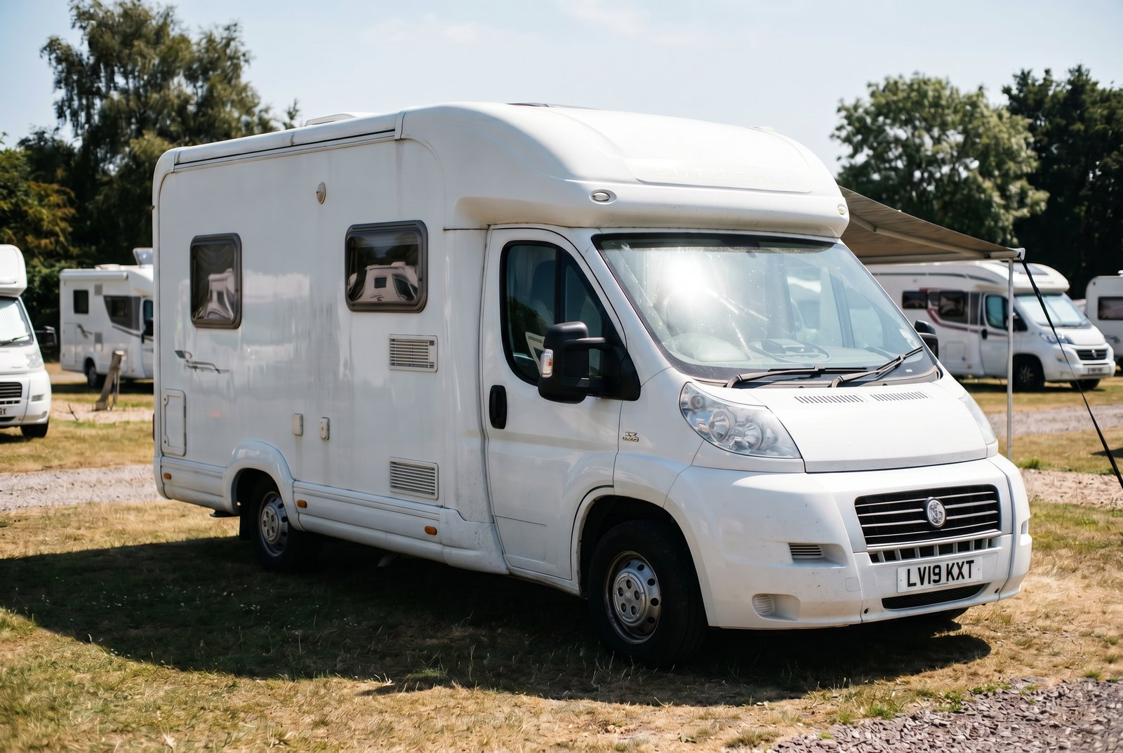 camperbuyer_fridge_1_parking_in_shade