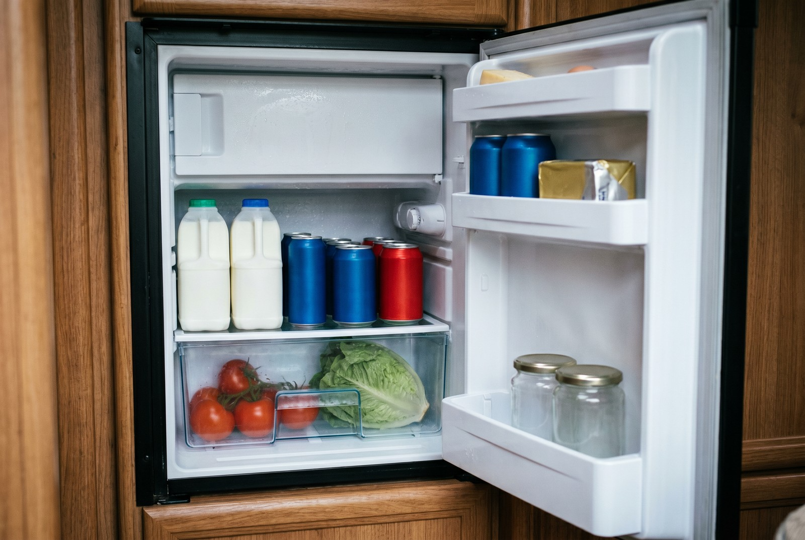 camperbuyer_fridge_interior_packing_landscape
