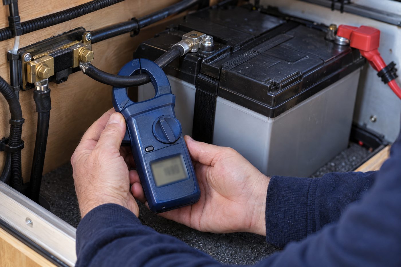 clamp-meter-current-test